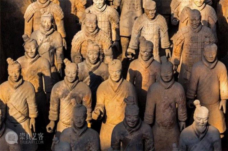 这是中国西安兵马俑雕塑，展示了中国第一位皇帝秦始皇的军队，旨在来世保卫皇帝。兵马俑中有8000名士兵