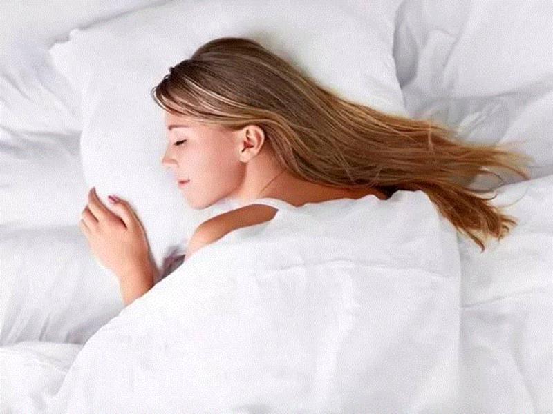 当你睡着了，不知不觉，眼睛和脸就会和枕头、床单、被子越贴越近，发生摩擦和拉扯。,你的皱纹是睡出来的！这个美容眼罩和枕套能拯救你,美容,眼罩,枕套,皱纹,离子,iluminage,材质,铜离子,保养,肌肤