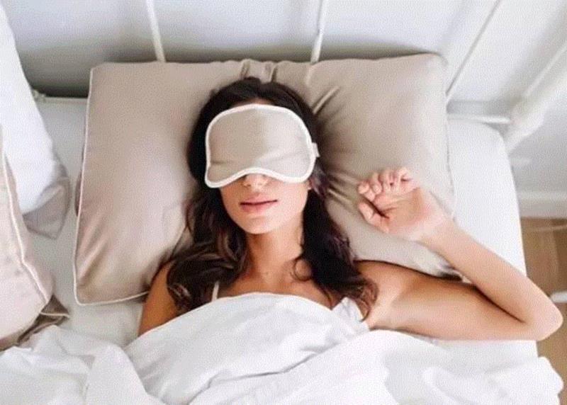 所以，除了护肤品，一个好的眼罩、枕套也能起到保养肌肤，减少皱纹的功效。,你的皱纹是睡出来的！这个美容眼罩和枕套能拯救你,美容,眼罩,枕套,皱纹,离子,iluminage,材质,铜离子,保养,肌肤