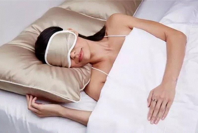 iluminage的美容小物，就是通过黑科技的手法，把含有铜元素的氧化铜“编织”到纺织品的纤维里。,你的皱纹是睡出来的！这个美容眼罩和枕套能拯救你,美容,眼罩,枕套,皱纹,离子,iluminage,材质,铜离子,保养,肌肤