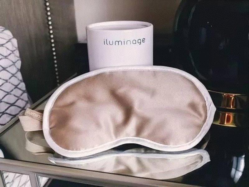 独特的纤维面料，让这个眼罩摸上去就像丝绸一样顺滑，能大大减少摩擦、拉扯对眼睛肌肤造成的伤害。,你的皱纹是睡出来的！这个美容眼罩和枕套能拯救你,美容,眼罩,枕套,皱纹,离子,iluminage,材质,铜离子,保养,肌肤