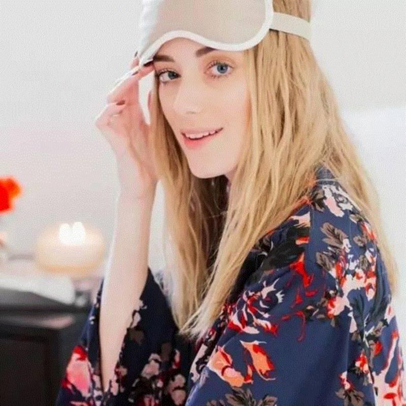 睡觉、坐车坐飞机、午休小憩时都可以拿来使用。,你的皱纹是睡出来的！这个美容眼罩和枕套能拯救你,美容,眼罩,枕套,皱纹,离子,iluminage,材质,铜离子,保养,肌肤