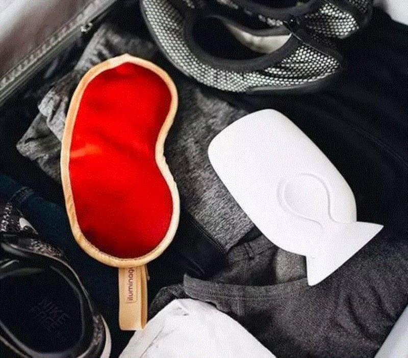 除了有摩登的金色，还有限量版的红色可以选择。,你的皱纹是睡出来的！这个美容眼罩和枕套能拯救你,美容,眼罩,枕套,皱纹,离子,iluminage,材质,铜离子,保养,肌肤