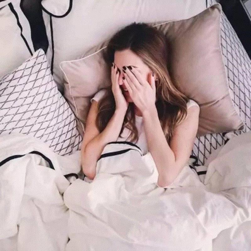 这个iluminage枕套所释放出来的铜离子，可以减少脸部和颈部细纹的产生，紧致肌肤，提升脸颈部的轮