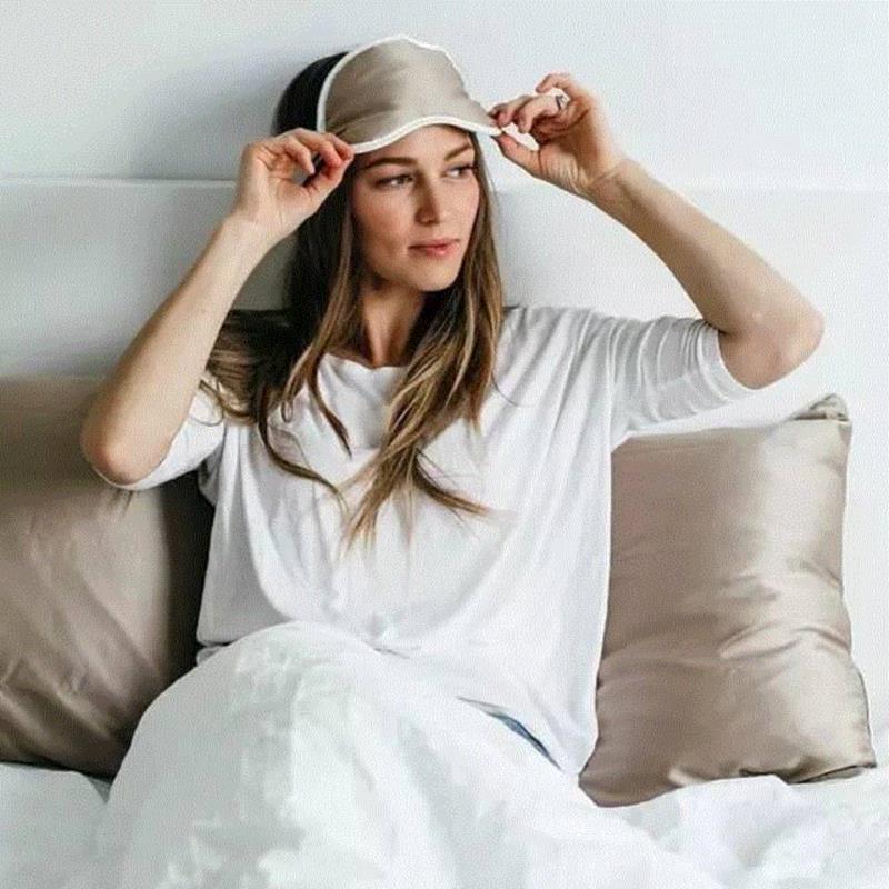 睡觉时，和铜离子眼罩一起用，不仅能睡得深、睡得甜，还能双重提升美容效果。,你的皱纹是睡出来的！这个美容眼罩和枕套能拯救你,美容,眼罩,枕套,皱纹,离子,iluminage,材质,铜离子,保养,肌肤