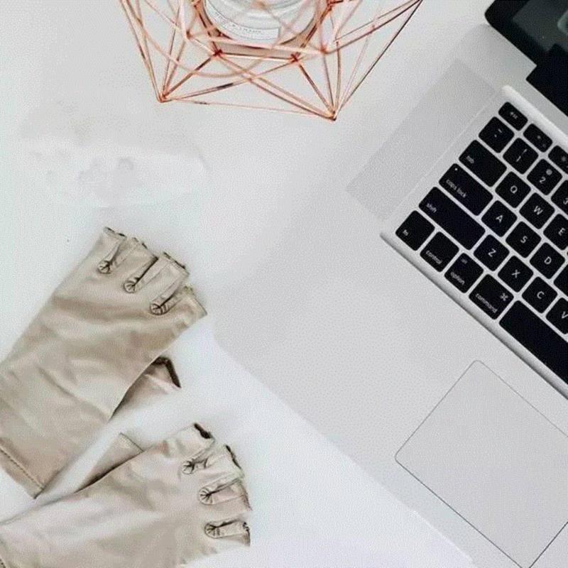 这双美容手套，会释放出铜离子，有效改善双手的干燥、粗糙，减少皱纹的产生。,你的皱纹是睡出来的！这个美容眼罩和枕套能拯救你,美容,眼罩,枕套,皱纹,离子,iluminage,材质,铜离子,保养,肌肤