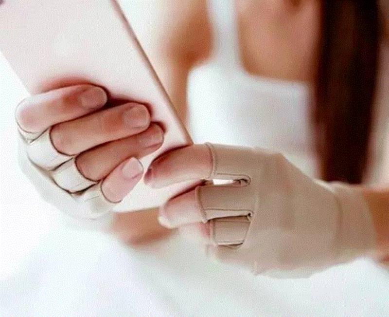 质感柔滑，弹力大，紧而不绷，戴起来非常舒适。,你的皱纹是睡出来的！这个美容眼罩和枕套能拯救你,美容,眼罩,枕套,皱纹,离子,iluminage,材质,铜离子,保养,肌肤