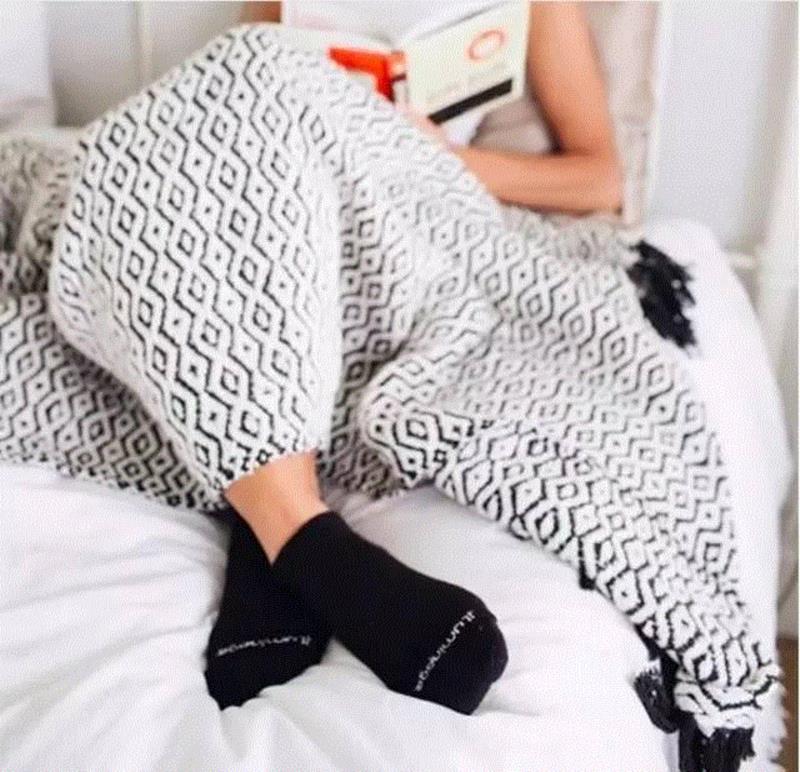 脚部通常是最容易被忽略的地方。平常不好好保养，一旦干裂又脱皮，后悔都来不及。,你的皱纹是睡出来的！这个美容眼罩和枕套能拯救你,美容,眼罩,枕套,皱纹,离子,iluminage,材质,铜离子,保养,肌肤