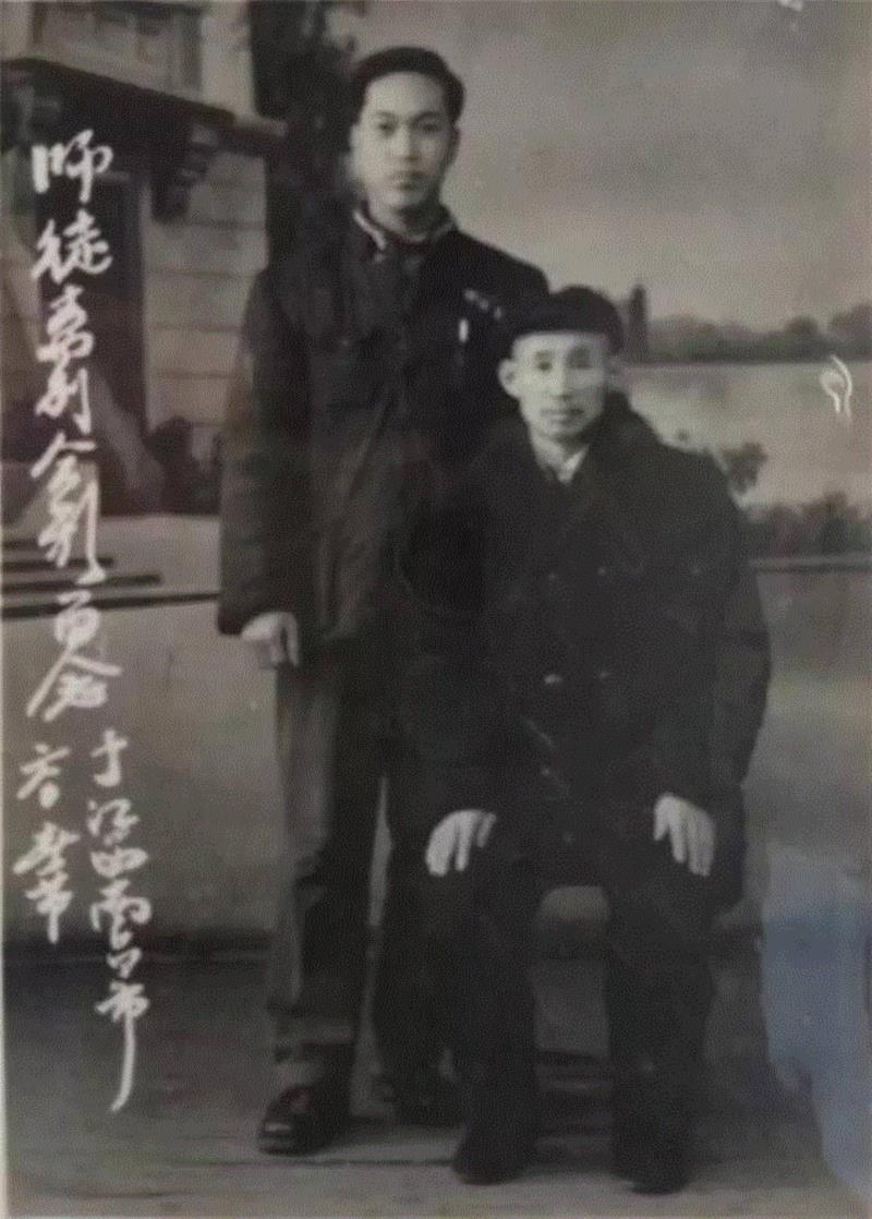 吴康与张元芳师徒临别合影留念,【圣佳四季01期】王步青花为证，师生舔犊情深,王步,青花,四季,师生,张元芳,吴康,元芳,瓷板,花鸟,景德镇