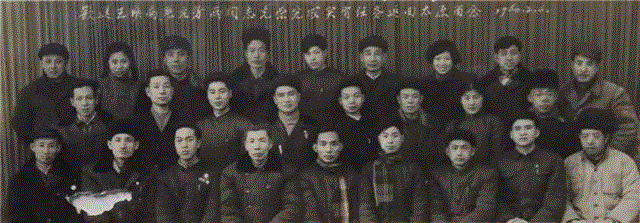 张元芳完成学习任务离别留念,【圣佳四季01期】王步青花为证，师生舔犊情深,王步,青花,四季,师生,张元芳,吴康,元芳,瓷板,花鸟,景德镇
