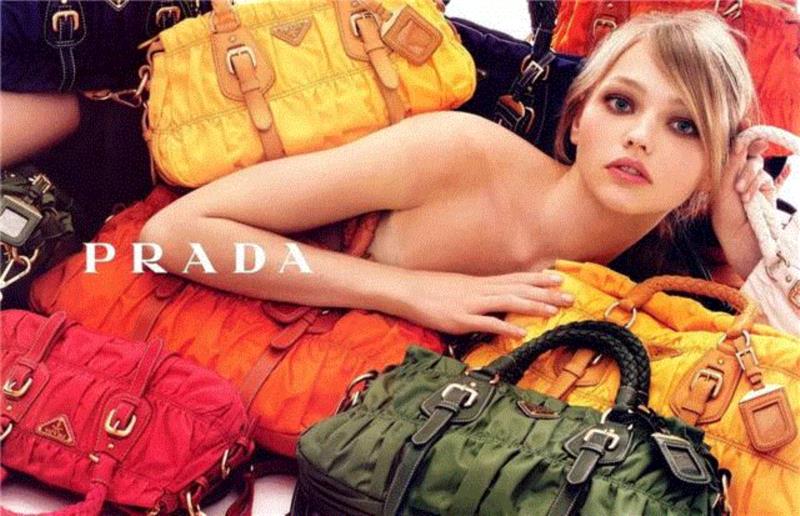 PRADA SS 2007 campaign photographedby StevenMeisel,Fashion｜超模们的私生活,超模,Fashion｜,私生活,模特,PRADA,时尚,编程,品牌,Sasha,Lily