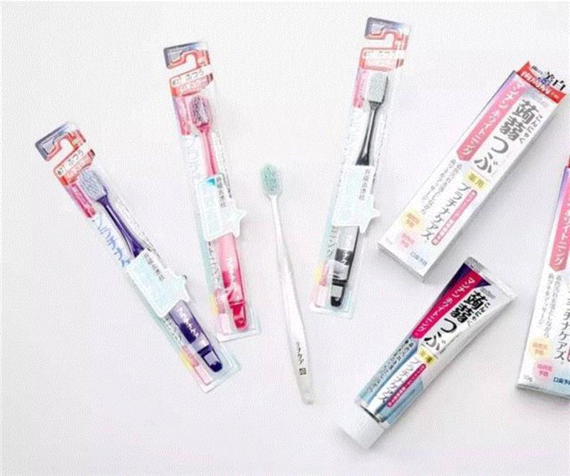 美白牙刷尺寸是33×230×19mm，有黑、白、玫红、蓝紫四个颜色（随机发货）。,马毛、山羊毛、獾毛做成的牙刷，畅销日本100多年,牙刷,日本,马毛,山羊,动物,惠百施,牙齿,牙龈,牙膏,特惠