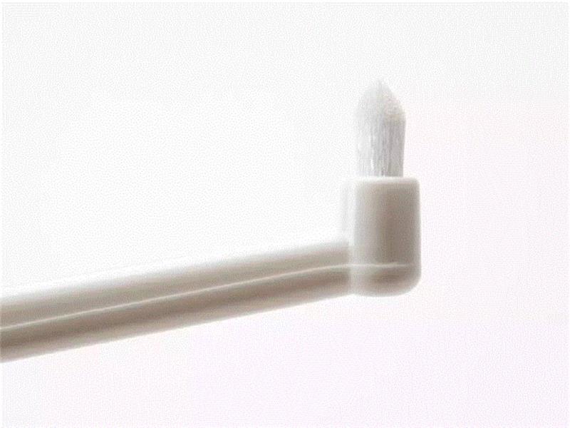 这个“小牙刷”是专门为牙齿不整齐、牙齿矫正过程中的朋友们准备的，它只有小小的一撮圆锥形刷毛，能精准地