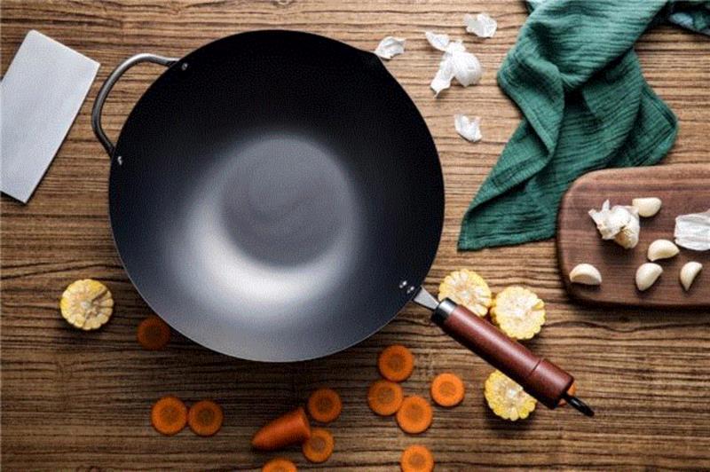 今天一条生活馆推荐的这款锅，高纯铁锻造，不易生锈，还很轻薄，经常出现在赴日必买清单里。,日本主妇最爱的铁锅，超轻巧，一只手就能颠勺,铁锅,日本,主妇,RIVER,炒锅,LIGHT,中华,直径,厂商,指导价