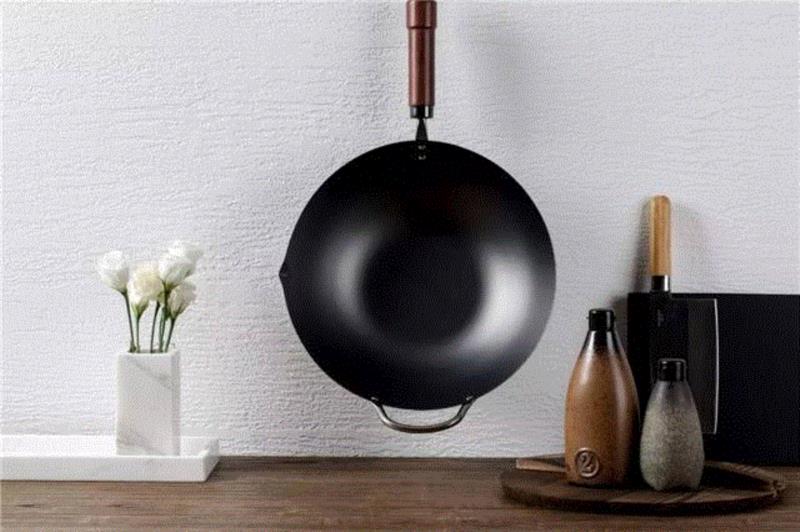 它家的铁锅轻巧好用，是日本主妇们的最爱，在日本被称为“传世铁锅”。,日本主妇最爱的铁锅，超轻巧，一只手就能颠勺,铁锅,日本,主妇,RIVER,炒锅,LIGHT,中华,直径,厂商,指导价