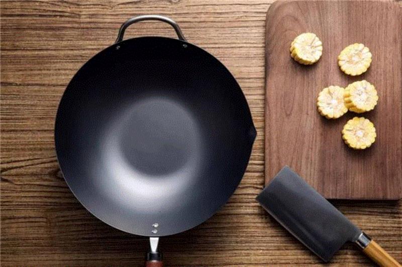 这是因为，它是采用“冲压工艺”打造的熟铁锅。,日本主妇最爱的铁锅，超轻巧，一只手就能颠勺,铁锅,日本,主妇,RIVER,炒锅,LIGHT,中华,直径,厂商,指导价