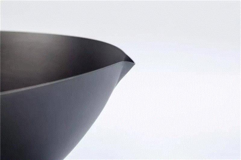 熟铁锅韧度高，能被锻造得更薄，所以RIVER LIGHT（极铁）中华炒锅的很轻巧。,日本主妇最爱的铁锅，超轻巧，一只手就能颠勺,铁锅,日本,主妇,RIVER,炒锅,LIGHT,中华,直径,厂商,指导价