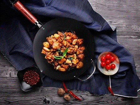 它的表面不添加任何化学涂层，炒菜时保留食物原味，营养物质也不易流失。,日本主妇最爱的铁锅，超轻巧，一只手就能颠勺,铁锅,日本,主妇,RIVER,炒锅,LIGHT,中华,直径,厂商,指导价