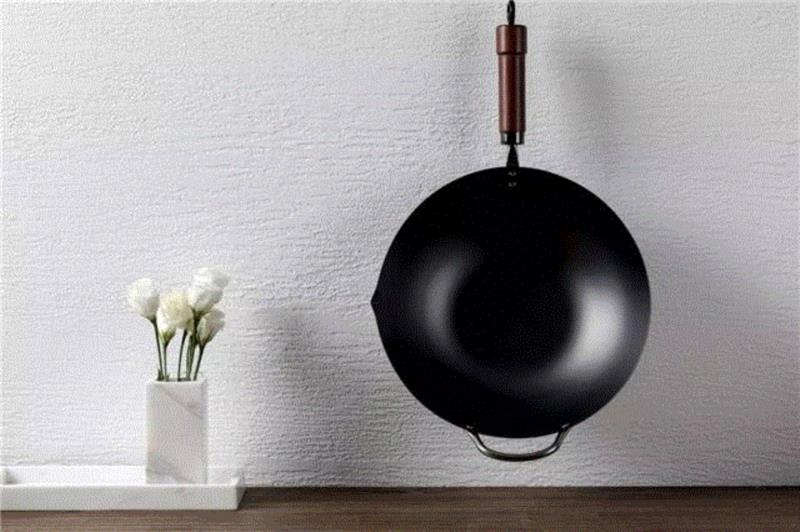 这口锅还有一个让人无法拒绝的理由，就是不易生锈。,日本主妇最爱的铁锅，超轻巧，一只手就能颠勺,铁锅,日本,主妇,RIVER,炒锅,LIGHT,中华,直径,厂商,指导价