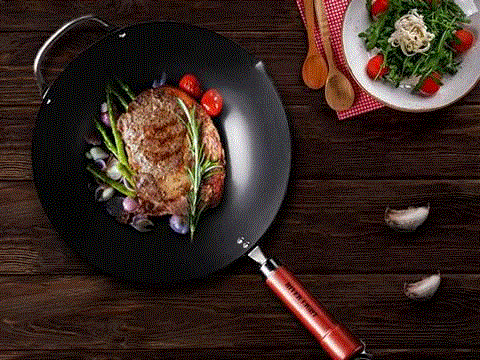 它适用于多种灶具，除了明火外，电磁炉、电陶炉也通用。,日本主妇最爱的铁锅，超轻巧，一只手就能颠勺,铁锅,日本,主妇,RIVER,炒锅,LIGHT,中华,直径,厂商,指导价