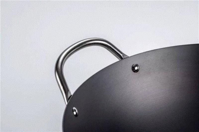 在锅的侧边，还有一个不锈钢锅耳。,日本主妇最爱的铁锅，超轻巧，一只手就能颠勺,铁锅,日本,主妇,RIVER,炒锅,LIGHT,中华,直径,厂商,指导价