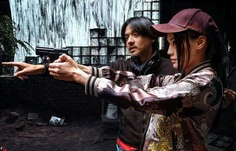 (侠盗联盟拍摄现场,冯德伦在指导舒淇),专访 | 见到43岁的冯德伦,明白了舒淇爱的是什么,冯德伦,舒淇,导演,电影,冯导,演员,侠盗,联盟,刘德华,24楼影院