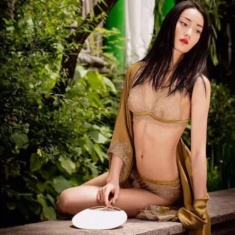 生于艺术世家的她，为品牌还起了一个美丽的中文名字，叫“靘”（qìng）。,绝美的蕾丝内衣，很懂你的胸,蕾丝,内衣,美的,吊带,图案,注册,优惠券,atelier,intimo,长夜