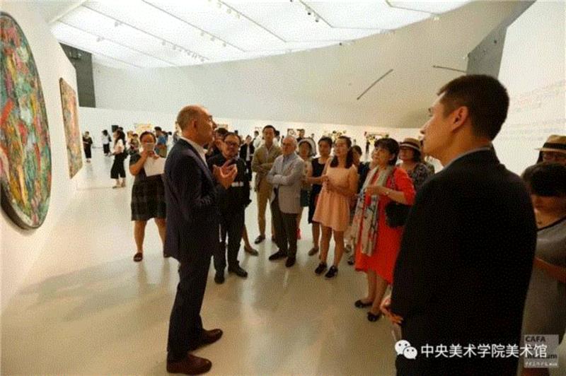 导览现场,吉莲?艾尔斯——“有理想的叛逆者”，用作品传达抽象艺术的生机盎然 | CAFAM展览,艾尔斯,理想,叛逆,抽象艺术,生机,CAFAM,绘画,颜料,女性,canvas
