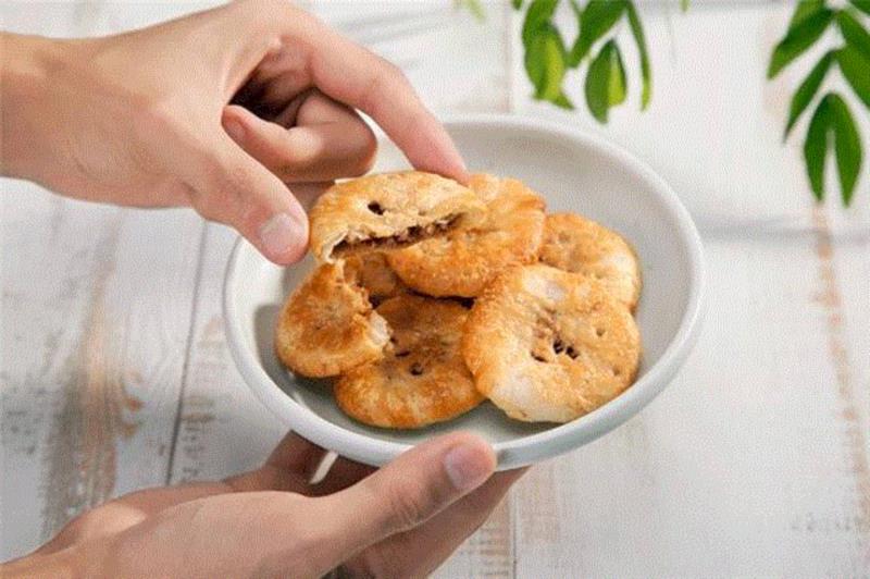 嘴刁的鲁迅也爱蟹壳黄，吃不停还不会胖！,鲁迅,蟹壳黄,美食,蟹壳,梅菜,徽州,物道,香味,诸葛骏川,烧饼
