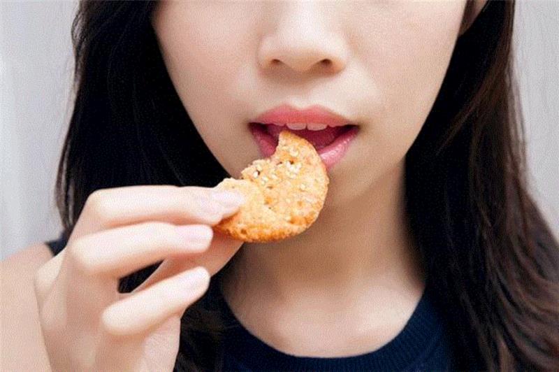 嘴刁的鲁迅也爱蟹壳黄，吃不停还不会胖！,鲁迅,蟹壳黄,美食,蟹壳,梅菜,徽州,物道,香味,诸葛骏川,烧饼