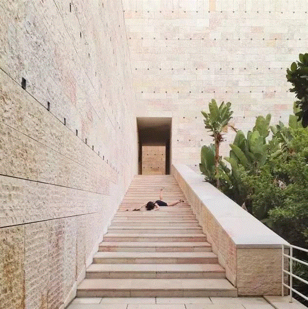 神秘的古堡，配上这样的画面，有点细思极恐。,火爆国外朋友圈的情侣，秀恩爱吸粉40万，一张照片值15万！,情侣,火爆,朋友圈,颜色,红色,粉色,雨伞,Anna,建筑,Daniel