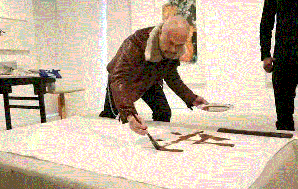 大护法“主演”徐锦江，不只是三级片教父,徐锦江,护法,主演,教父,广州美术学院,关山月,投稿,铺子,抑郁症,青铜