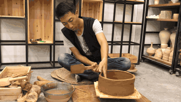 黑陶制作重要手法，涉及到所有的瓷器的器型。拍打的要决使器壁的厚薄一致，泥面光滑致密，因所塑器形不同，