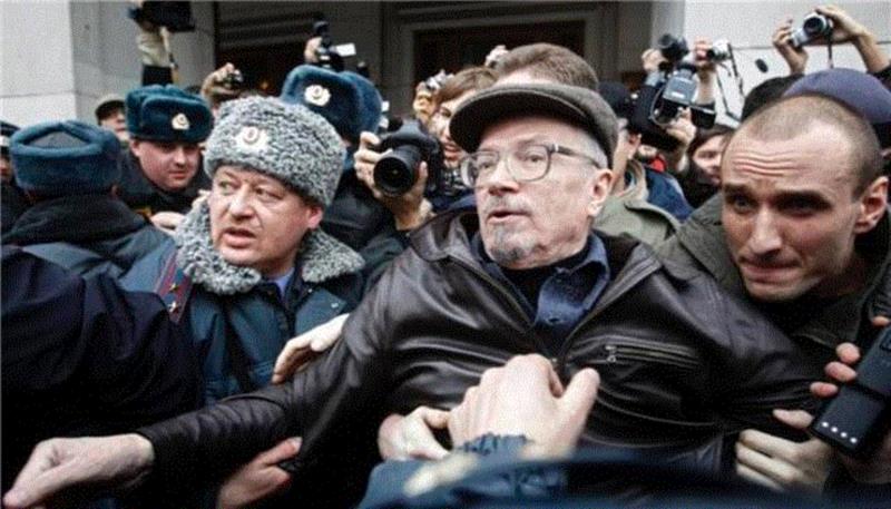 利莫诺夫在莫斯科的反克里姆林宫示威游行中被捕 / 摄：Sergey Ponomarev ,一位差一点成为布罗茨基的搅局者 | 单读,布罗茨基,单读,利莫诺夫,俄罗斯,苏联,诗人,国家,作家,苦难,埃列娜