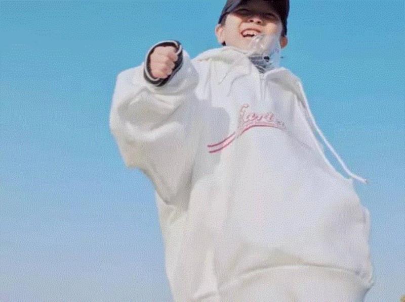 yoyo出生后一直由奶奶带着，,乡下奶奶亲手缝衣服，把5岁孙子变成国际潮人,奶奶,衣服,孙子,yoyo,爸爸,妈妈,时尚,照片,杭州,潮流