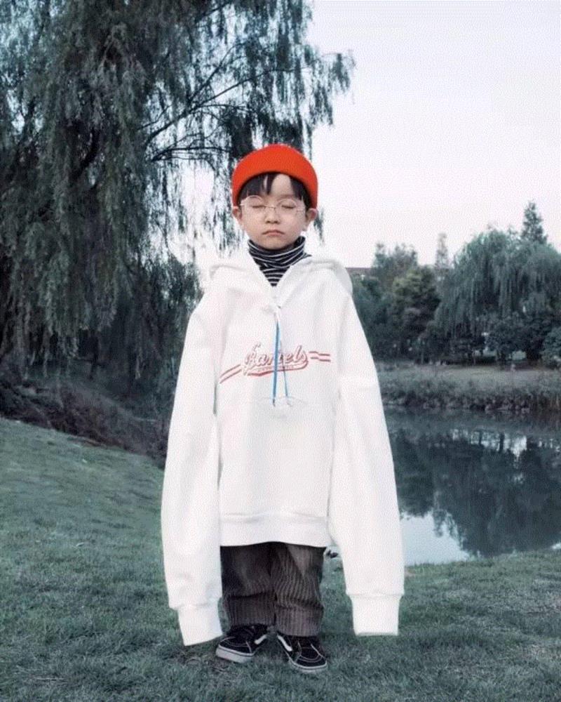 爸爸的超大外套、套头衫，,乡下奶奶亲手缝衣服，把5岁孙子变成国际潮人,奶奶,衣服,孙子,yoyo,爸爸,妈妈,时尚,照片,杭州,潮流
