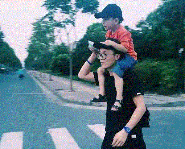 爸爸学的是平面设计专业，,乡下奶奶亲手缝衣服，把5岁孙子变成国际潮人,奶奶,衣服,孙子,yoyo,爸爸,妈妈,时尚,照片,杭州,潮流