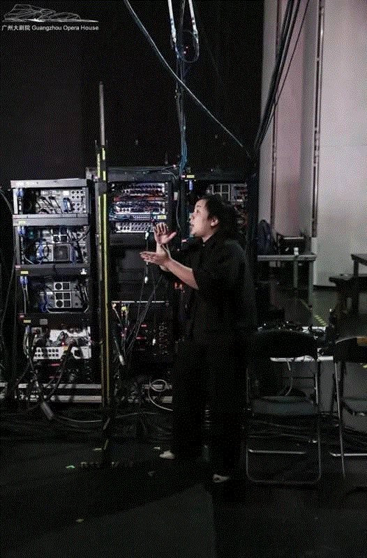 巡演经理身后的插满了线的又是什么神秘的东西？,修女也疯狂热演中！让歌声与欢笑伴你度过盛夏周末！,修女,歌声,欢笑,盛夏,音乐剧,音乐,电影,百老汇,乌比,导演