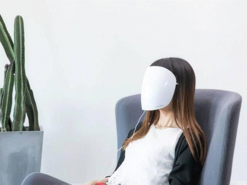 小编现在每次下班回家卸完妆就会带上它，毕竟只用躺上10分钟就能慢慢变美了。,你与肤白貌美，只差这10分钟的距离,美容,控制器,皮肤,面膜,肌肤,LED,红光,光能,步骤,科技