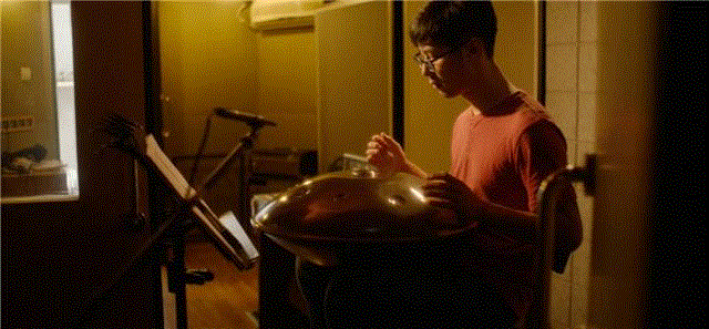 他收集了数百种稀奇古怪的声音，把城市中的喧闹都变成美好的音乐