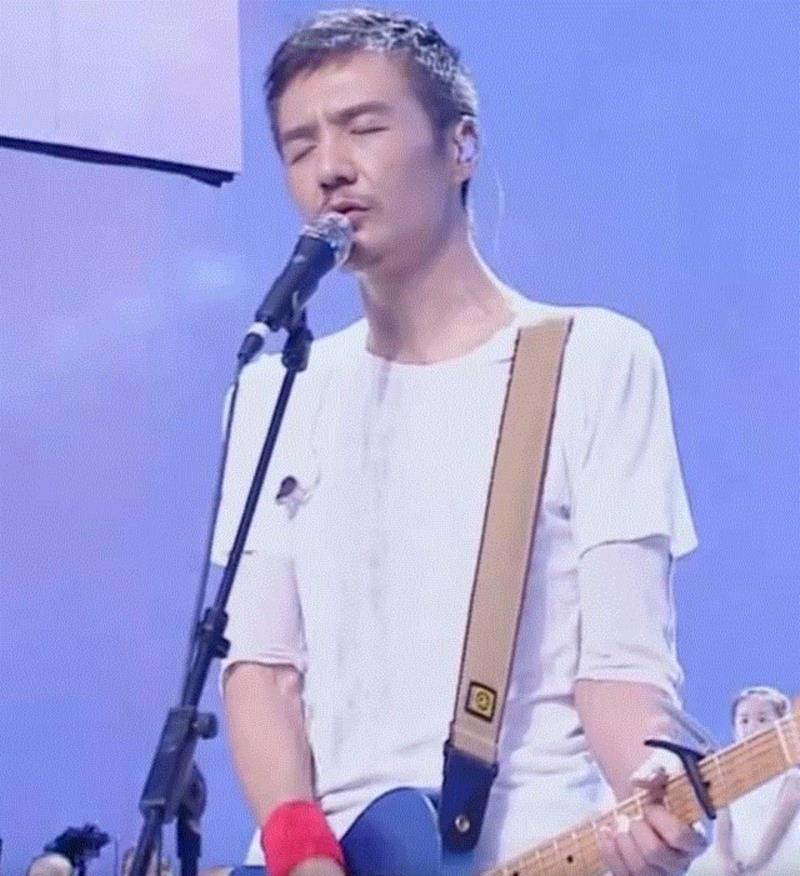 朴树：历尽千帆终不悔，归来白衣作少年。