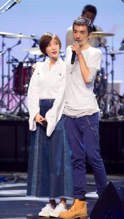 朴树：历尽千帆终不悔，归来白衣作少年。