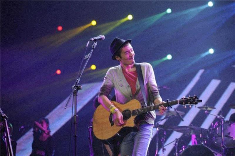 朴树：历尽千帆终不悔，归来白衣作少年。