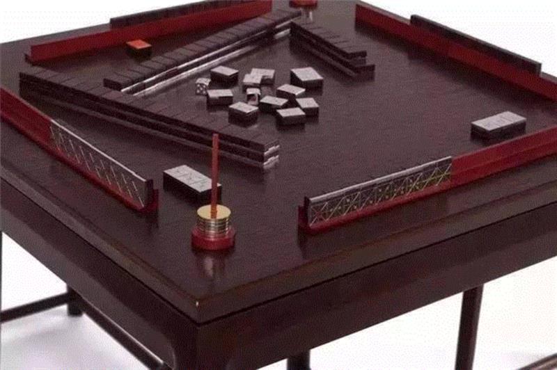 香奈儿的回旋镖、爱马仕的垃圾桶、Prada的回形针，这些时尚大牌到底在干什么？！