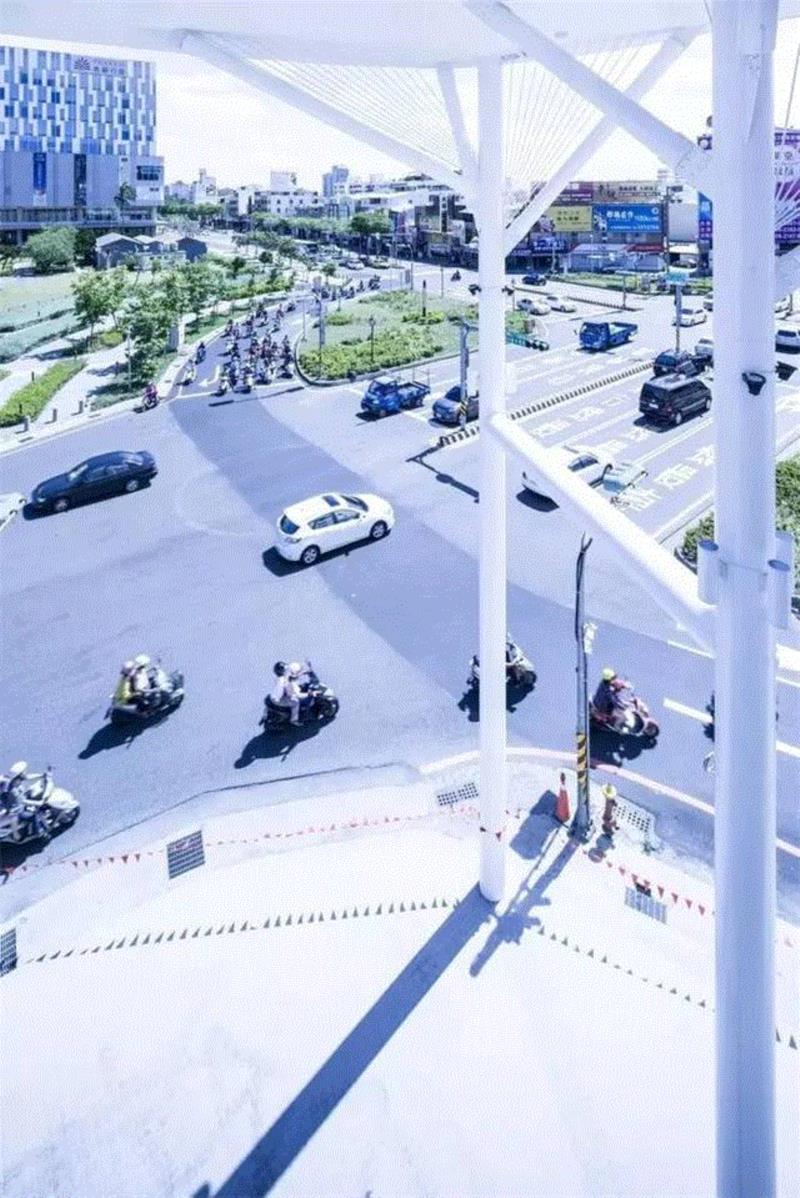 浮悬骑楼 Floating Veranda / 董育纶建筑师事务所