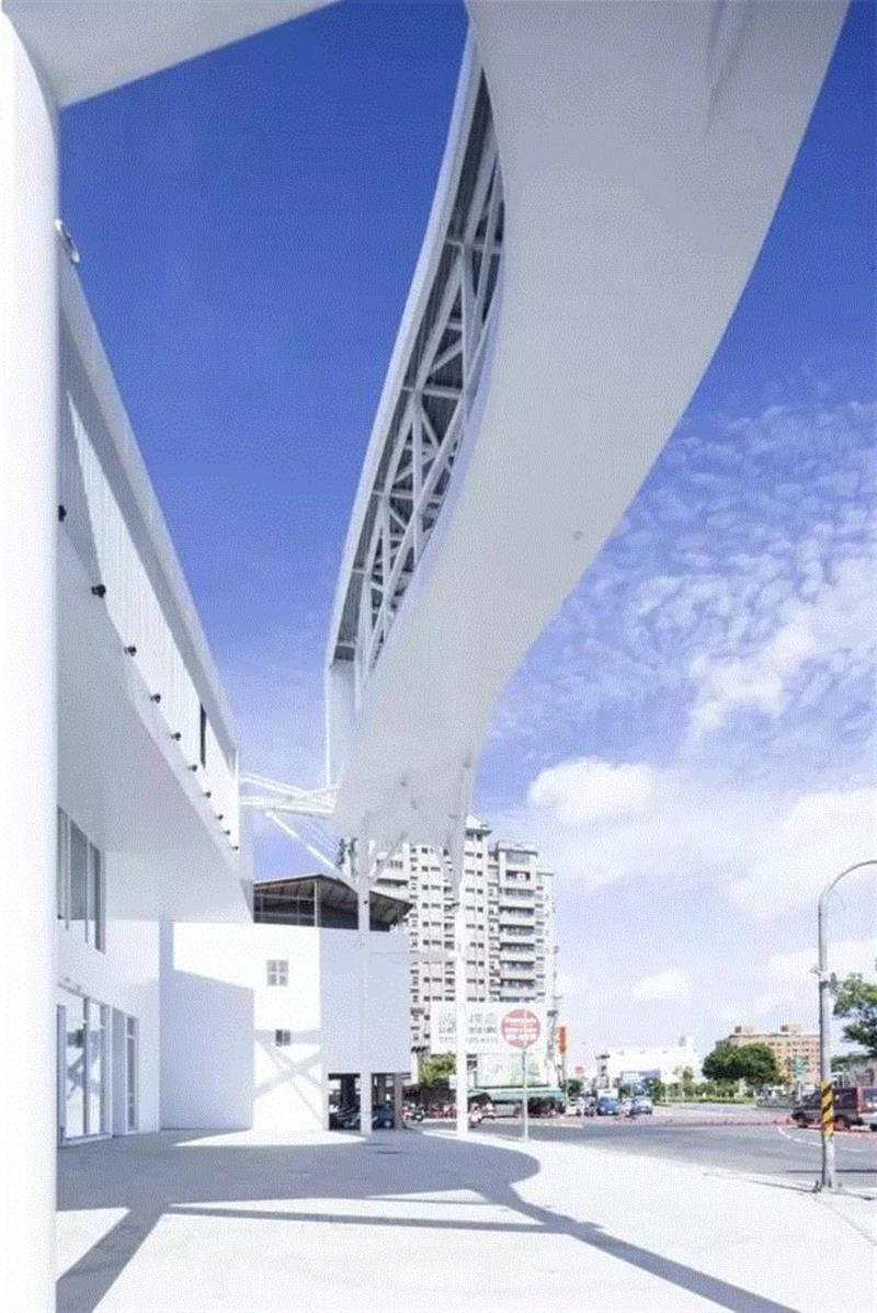 浮悬骑楼 Floating Veranda / 董育纶建筑师事务所