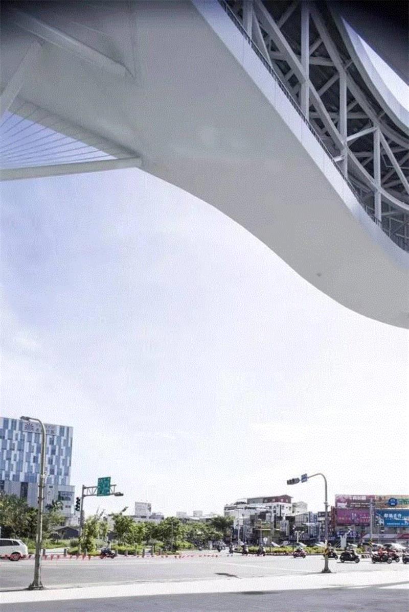 浮悬骑楼 Floating Veranda / 董育纶建筑师事务所