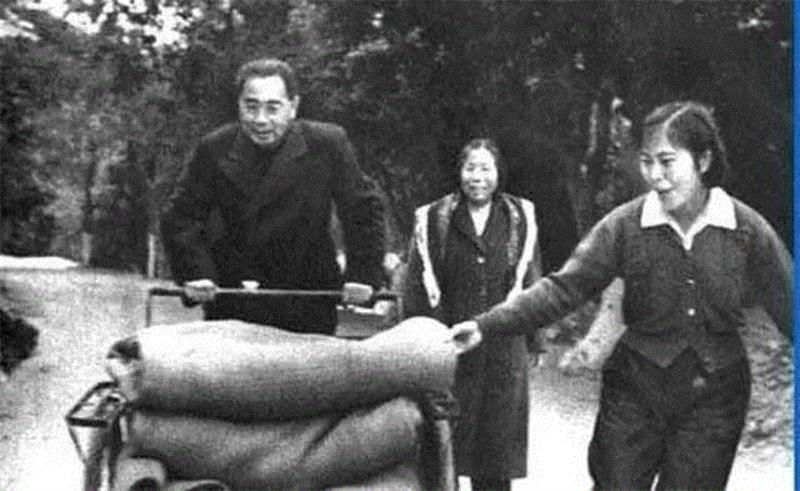周总理男扮女装罕见照片，当年狂收男人情书