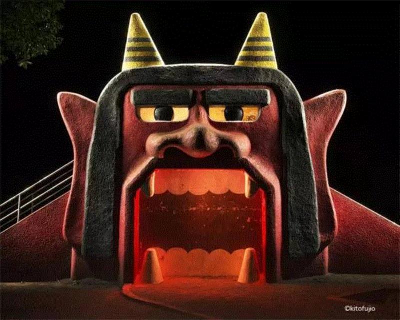 这位摄影师记录下了日本历史上最辉煌的儿童滑梯