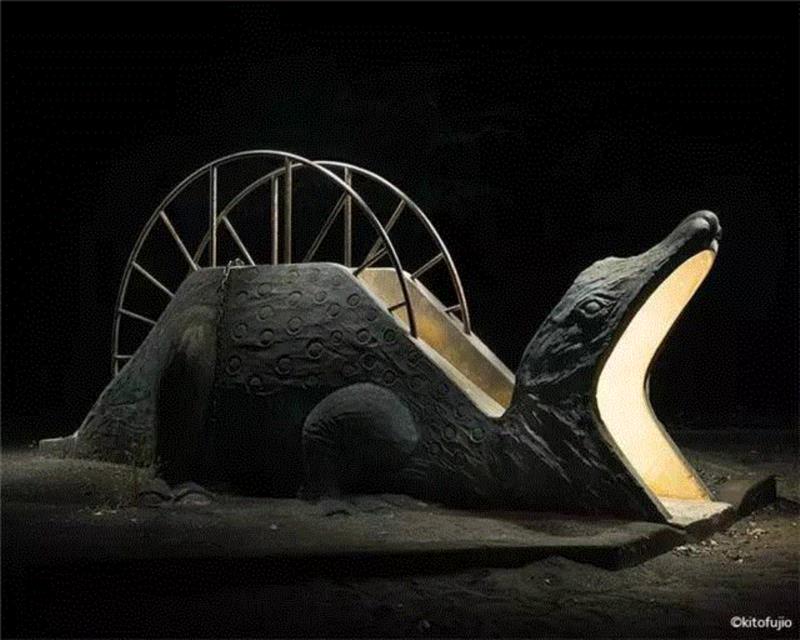 这位摄影师记录下了日本历史上最辉煌的儿童滑梯